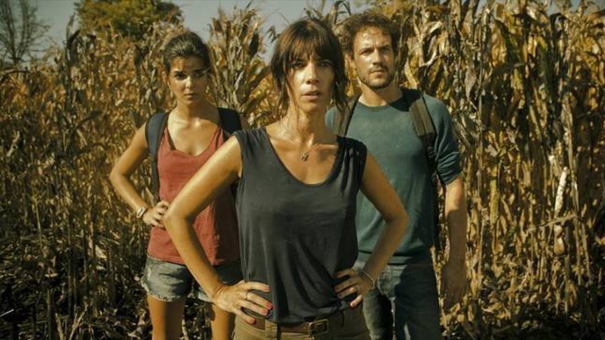 Maribel Verdú (en el centro), en una secuencia de la película 'Fin'.-