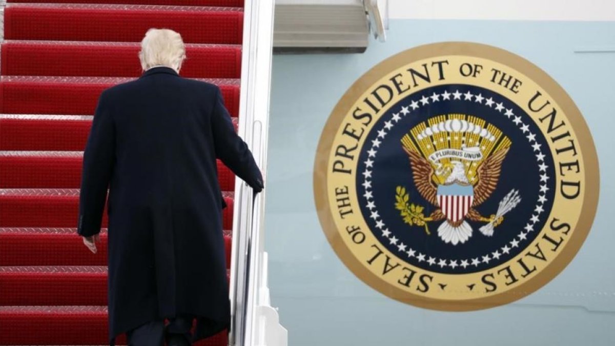 Trump sube la escalerilla del 'Air Force One'.-ALEX BRANDON