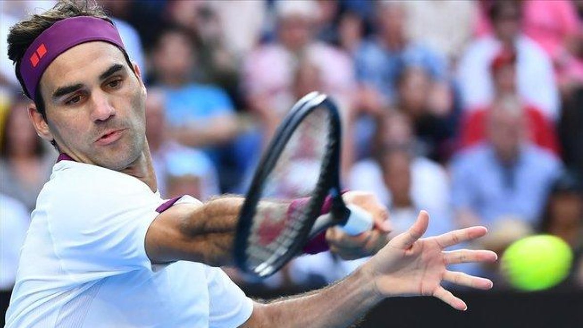 Rofer Federer devuelve un golpa en el partido ante Sandgren que le abrió paso a la semifinal.-WILLIAM WEST (AFP)