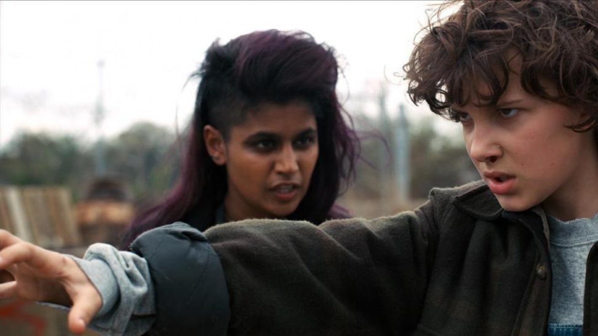 La acriz Linnea Berthelsen, con Millie Bobby Brown (a la derecha), en la segunda temporada de la serie de la plataforma Netflix Stranger Things.-/ NETFLIX
