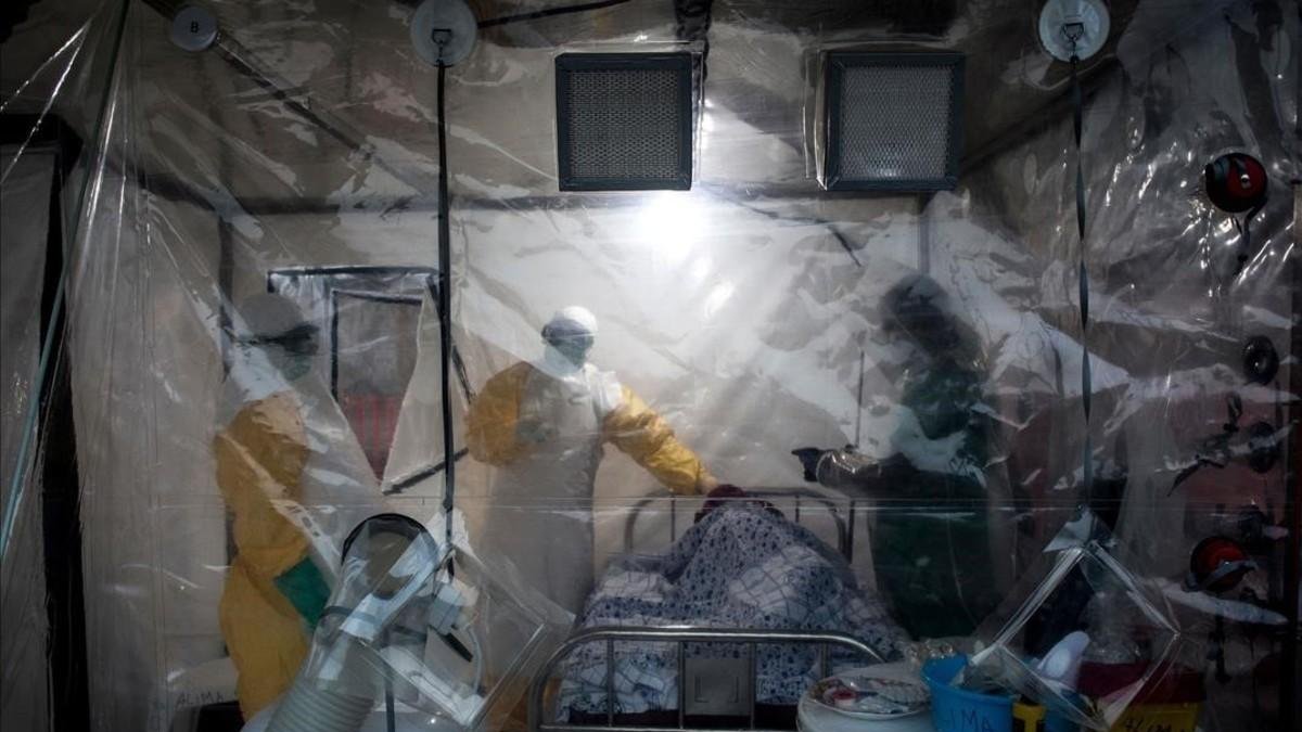 Médicos visitan a un paciente, afectado por ébola, en la ciudad de Beni, en la República Democrática del Congo.-JOHN WESSELS (AFP)