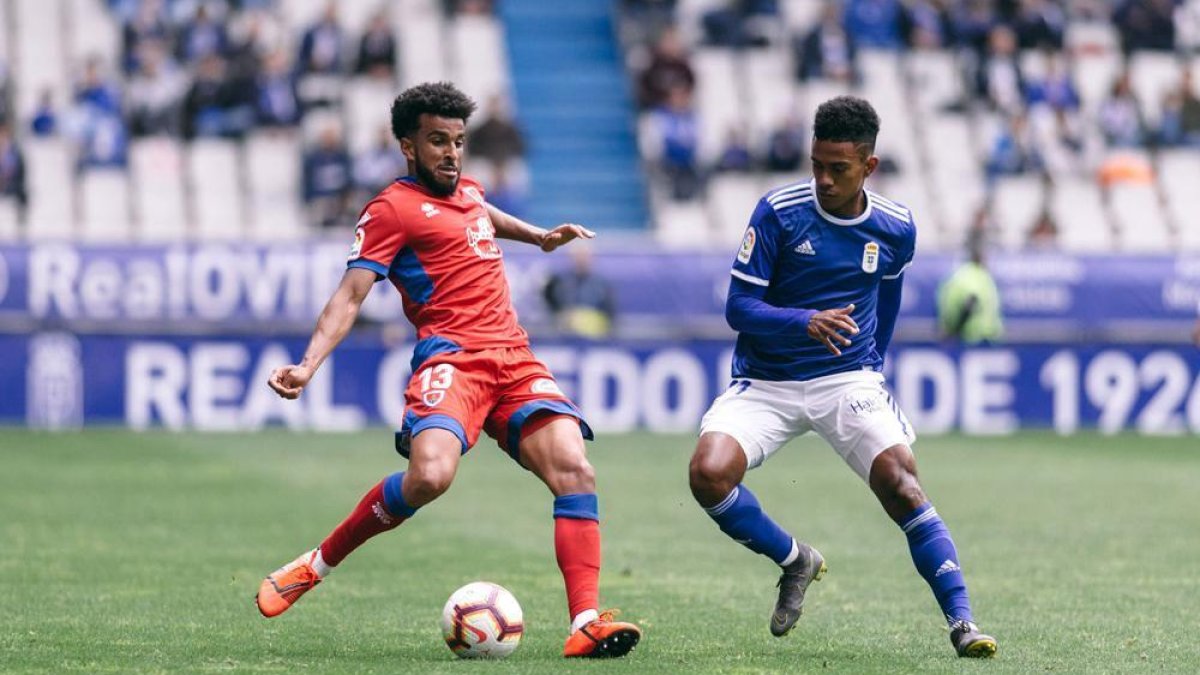 Derik Osede y Bárcenas en el encuentro del pasado domingo entre Numancia y Oviedo en el Tartiere.-Área 11