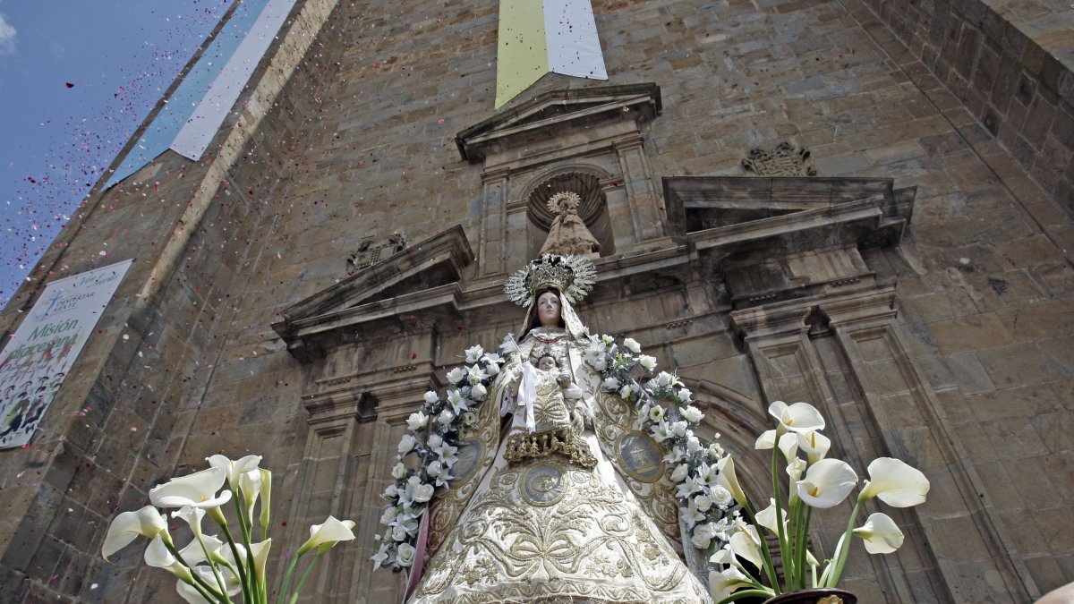 La talla de la Virgen de los Milagros en procesión.-M. T.
FOTÓGRAFO: MARIO TEJEDOR HERNÁNDEZ 21/06/2014