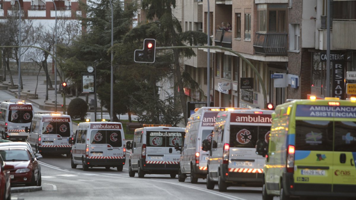 Caravana de ambulancias, bomberos y policías en reconocimiento de la labor de los sanitarios.- LAT