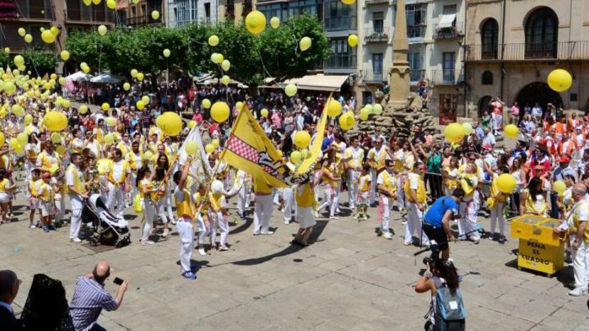 Las peñas, esta mañana, en la Plaza Mayor.-ALVARO MARTÍNEZ