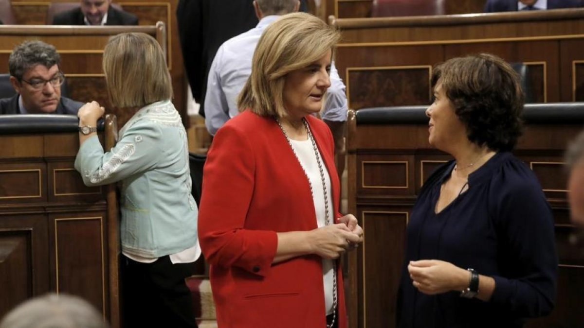 Fátima Báñez, ministra de Empleo, y Soraya Saénz de Santamaría, vicepresidenta del Gobierno, hoy en el hemiciclo del Congreso de los Diputados.-JOSE LUIS ROCA