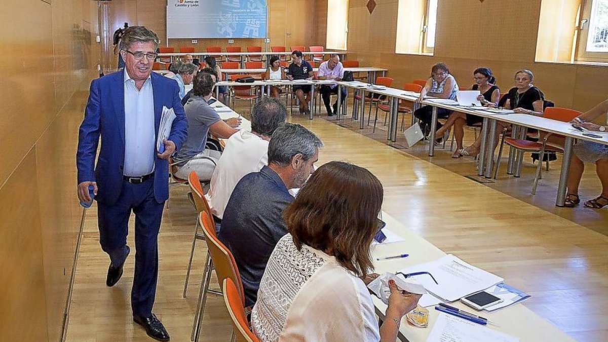 El gerente regional de Salud, a la izquierda, durante la Mesa Sectorial celebrada el martes.-PHOTOGENIC/ PABLO REQUEJO