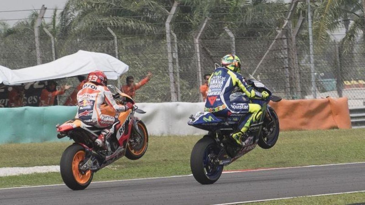 Marc Márquez (Honda) y Valentino Rossi (Yamaha), en una carrera de la pasada temporada.-ROBERTO RIMORINI