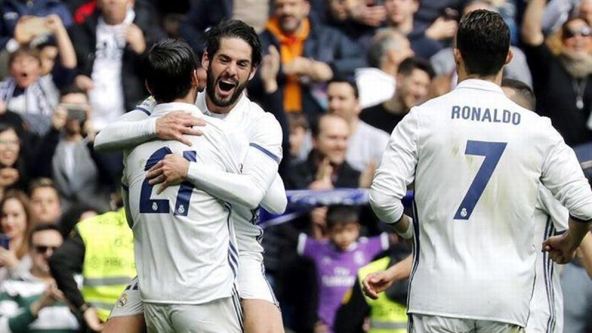 El delantero del Real Madrid Morata (de espalda) celebra su gol con su compañero el centrocampista Isco, primero para el equipo, durante el partido correspondiente a la 23 jornada de Liga contra el Espanyol.-EFE