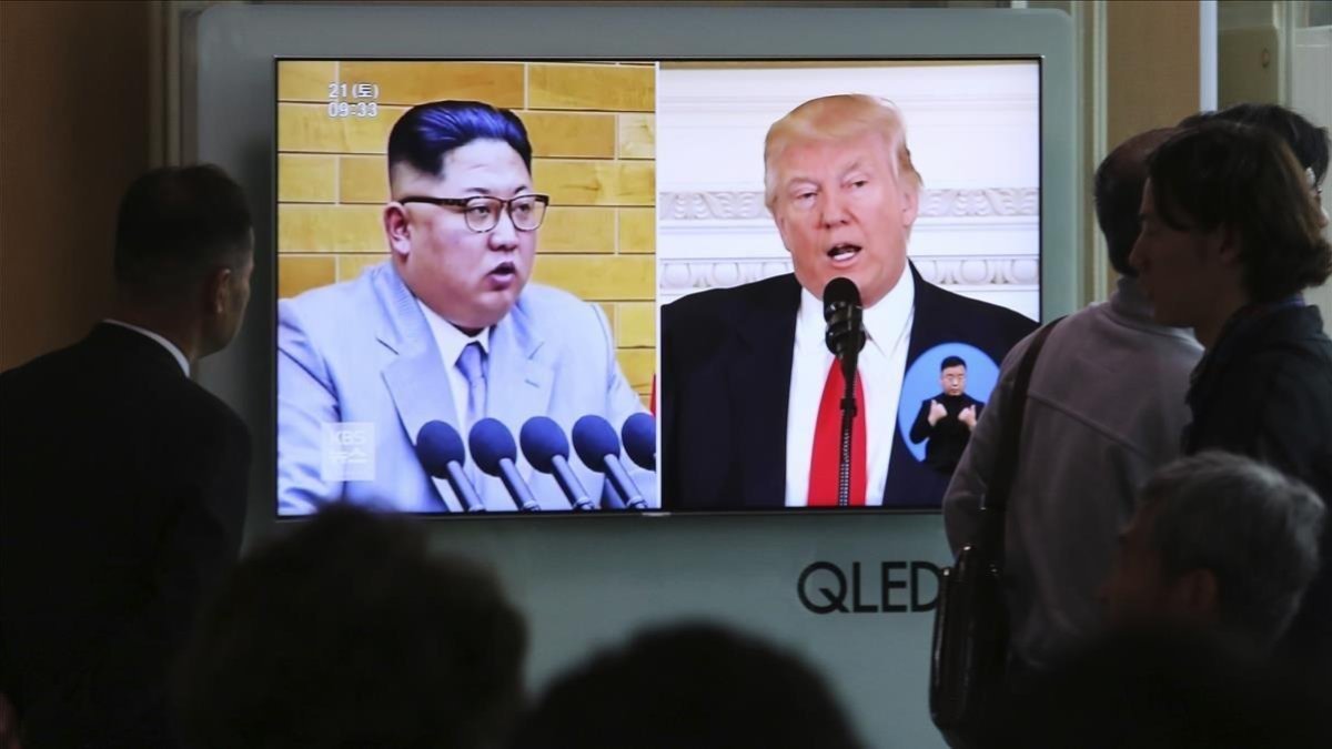 El líder norcoreano Kim Jong-un y el presidente de EEUU, Donald Trump, en un informativo de la televisión de Corea del Sur.-AP / AHN YOUNG-JOON
