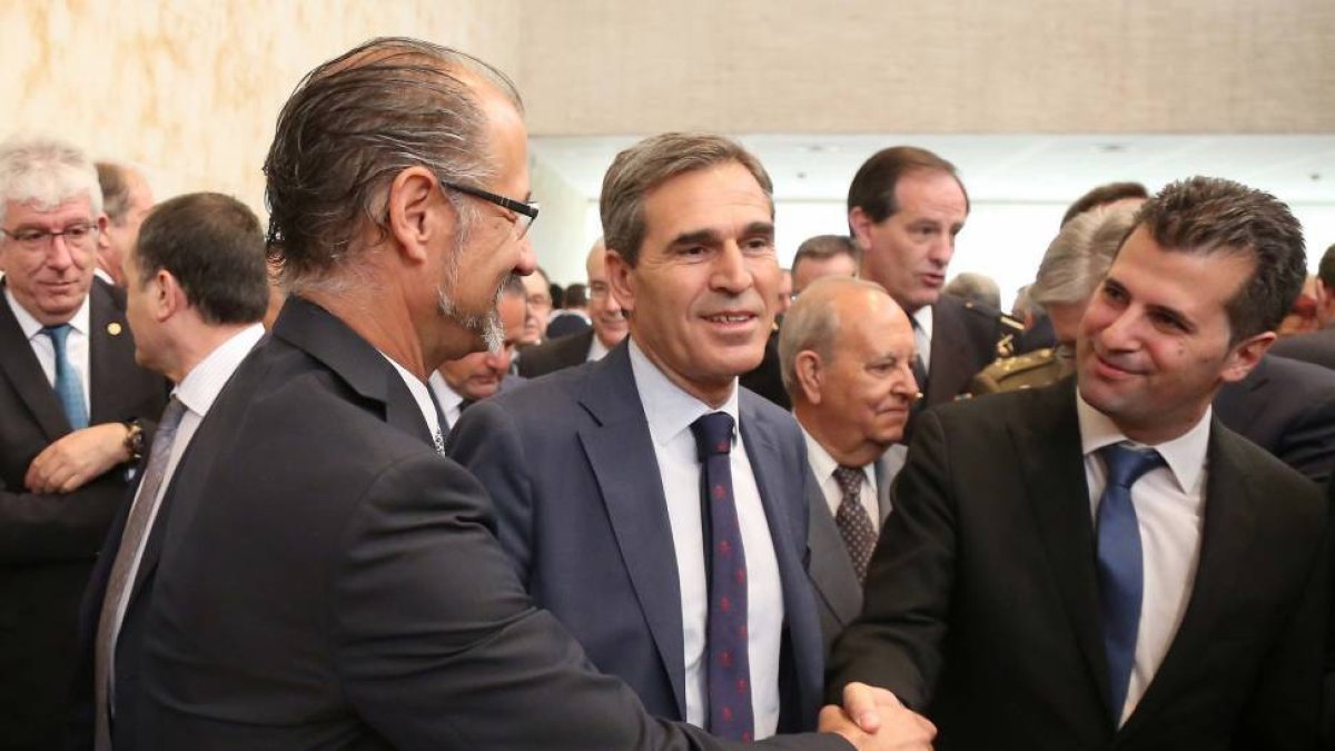 Acto de toma de posesión de Juan Vicente Herrera como presidente de la Junta de Castilla y León. El portavoz de Ciudadanos, Luis Fuentes, el procurador popular, JUan José Sanz Vitorio; y el portavoz socialista, Luis Tudanca, asisten a la toma de posesión-Ical