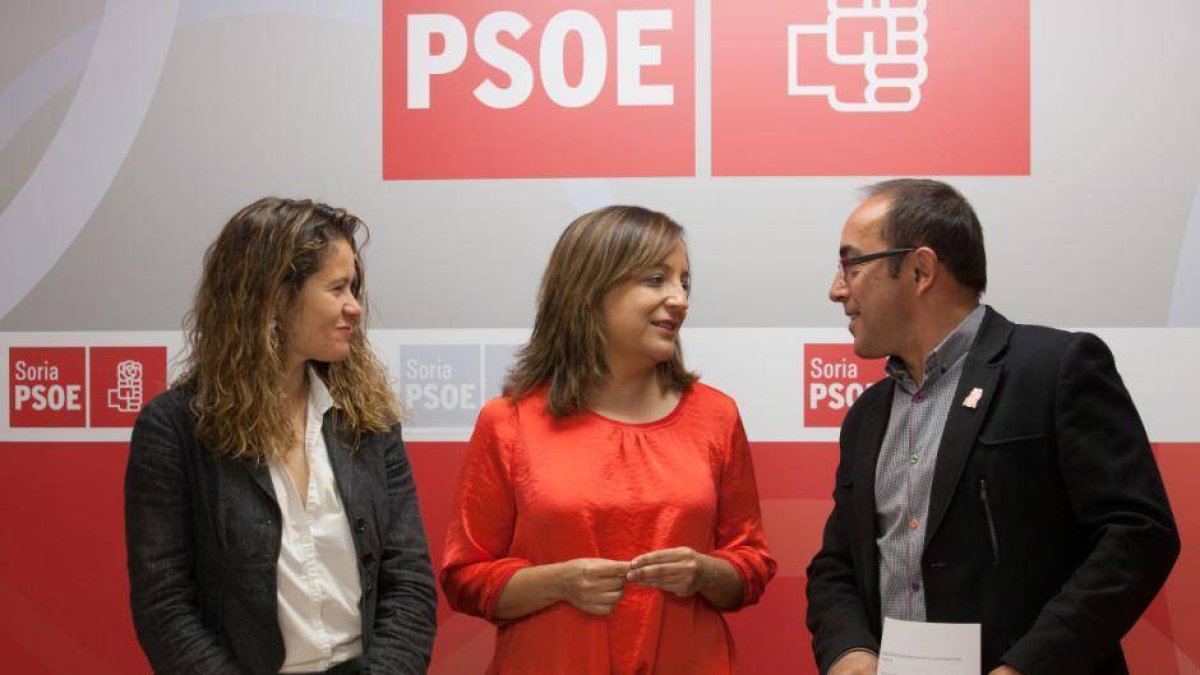 La eurodiputada Iratxe García (C) junto a los integrantes de la candidatura municipal del PSOE al ayuntamiento de Soria, Marta Cáceres y Luis Rey.-SORIA / ELECCIONES 2015 / Viernes - 15 mayo de 2015 Concha Ortega / ICAL