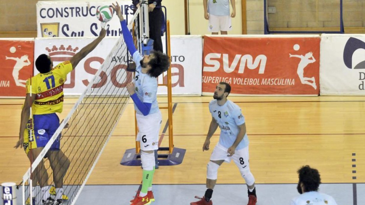 Jean Oriol, con el número 8, ha renovado para la próxima temporada.-VALENTÍN GUISANDE