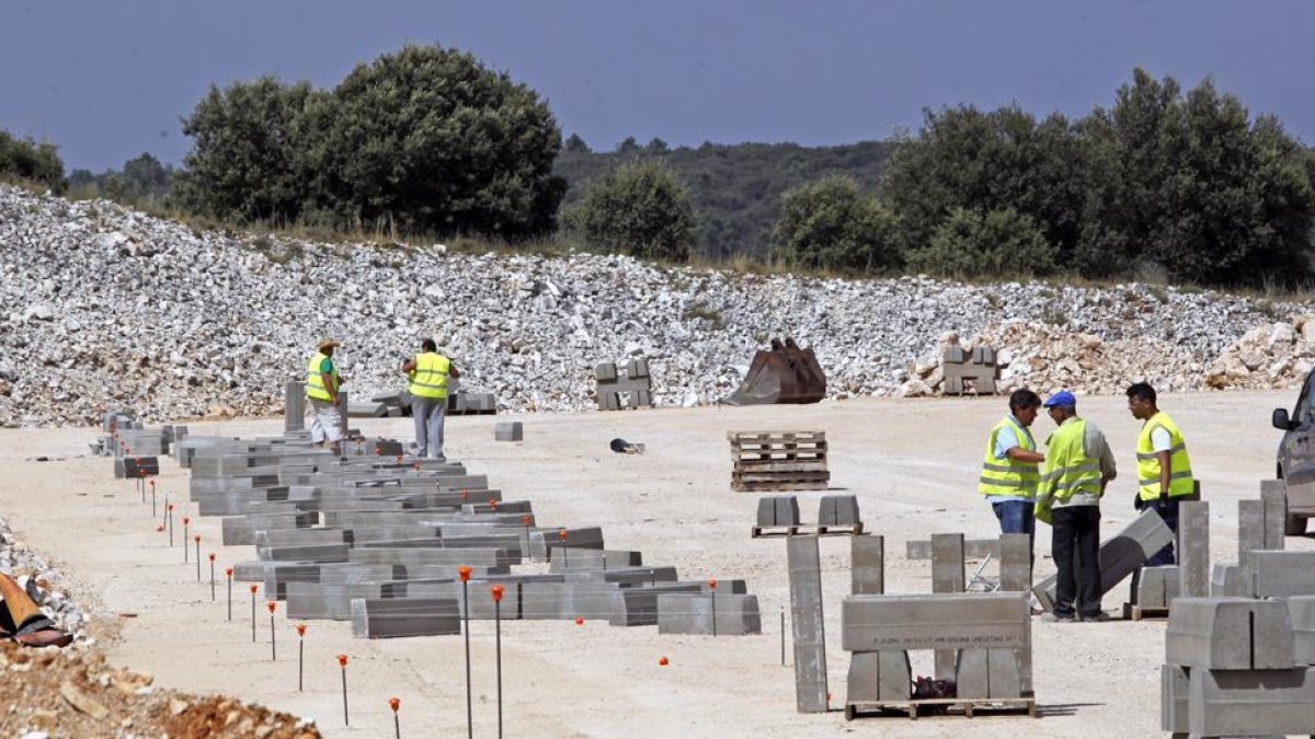 Obras del aparcamiento del centro logístico de Valcorba.-MARIO TEJEDOR