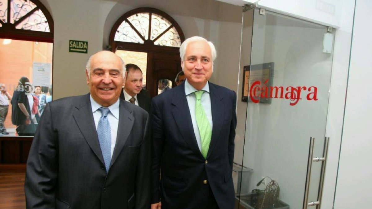 El presidente del TSJCyL, Jose Luis Concepción (D), junto al presidente de la Cámara de Comercio de León, Manuel Lamelas (I), durante la jornada ‘Ley de segunda oportunidad’ que se celebra en Ponferrada-Ical