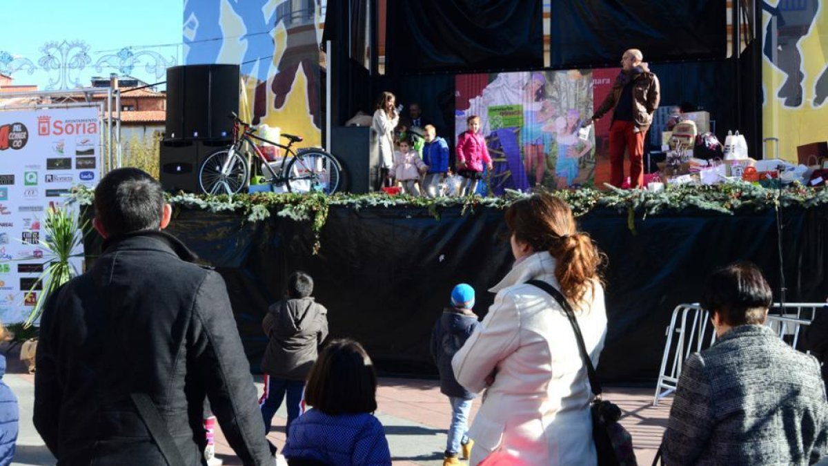 Un momento del acto de promoción del comercio celebrado en la plaza de Mariano Granados.-ÁLVARO MARTÍNEZ
