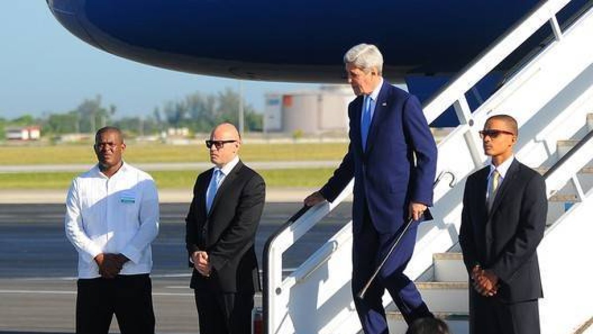 John Kerry, a su llegada al aeropuerto de La Habana (Cuba).-Foto: AFP / ADALBERTO ROQUE