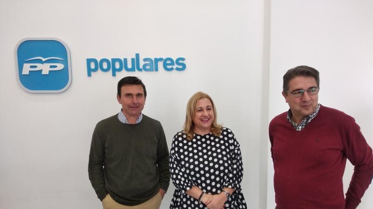 Castro, De Gregorio y Peregrina departen ayer con periodistas en la sede del PP.-TOÑO CARRILLO