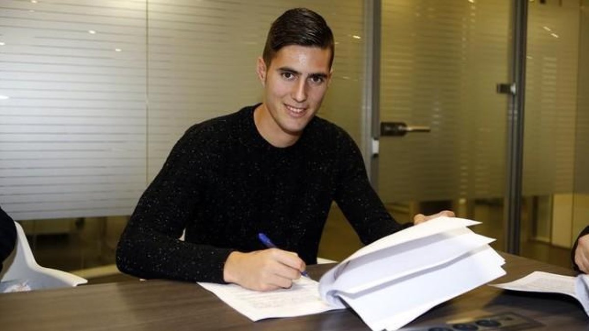 Sergi Guardiola firma su nuevo contrato con el Barça B.-FC BARCELONA