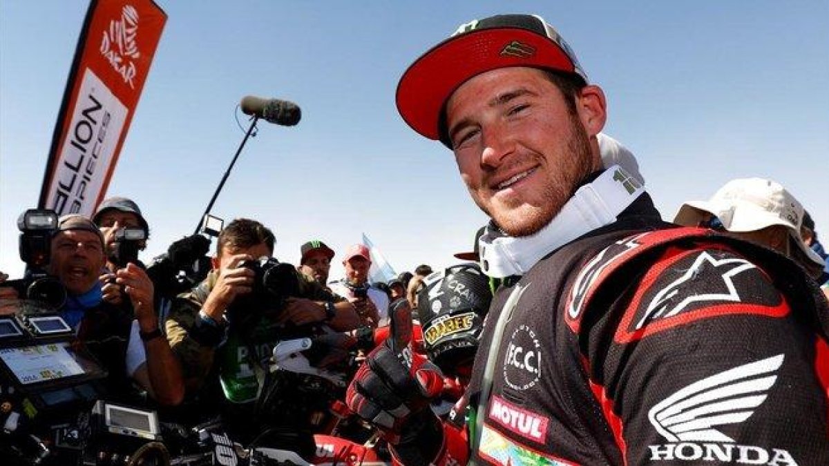 El norteamericano Ricky Brabec (Honda) muestra su felicidad al final del duro Dakar.-AFP / FRANCK FIFE