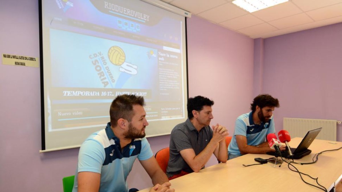 Manu Salvador, Ángel Romera y Manuel Sevillano durante la presentación de la nueva web.-ÁLVARO MARTINEZ