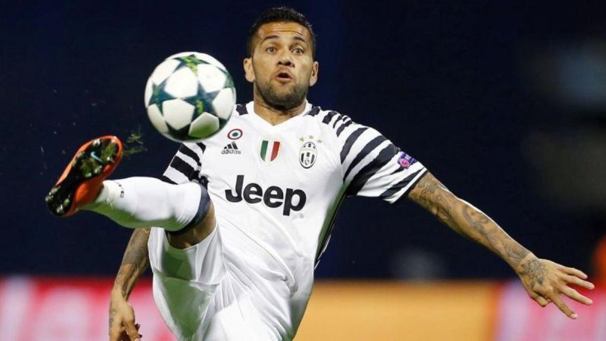 Dani Alves con la camiseta de la Juventus.-REUTERS / ANTONIO BRONIC