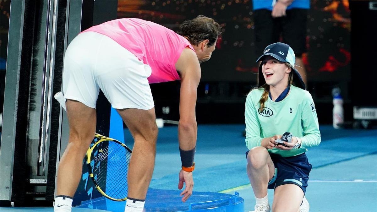 Nadal bromea con la niña golpeada, en Melbourne.-EFE