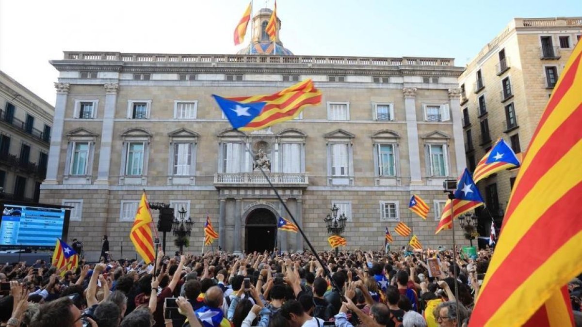 Concentración en la Plaça Sant Jaume tras la declaración de la Independencia.-FERRAN NADEU