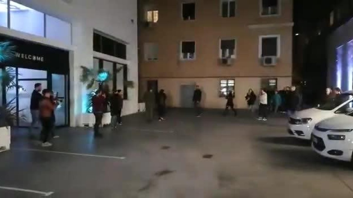 El candidato a la Presidencia del Gobierno de Unidas Podemos Pablo Iglesias llega con su hija en brazos al espacio Harley de Madrid donde la coalición realiza el seguimiento electoral.-EFE TWITTER