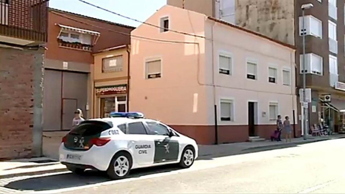 Un vehículo de la Guardia Civil junto a la casa donde ocurrieron los hechos el viernes en Peñafiel-LA 8 VALLADOLID