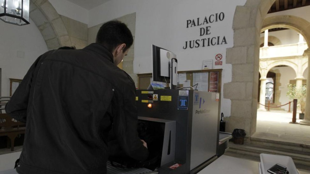 Un ciudadano entrando, ayer, a las dependencias judiciales.-LUIS ÁNGEL TEJEDOR