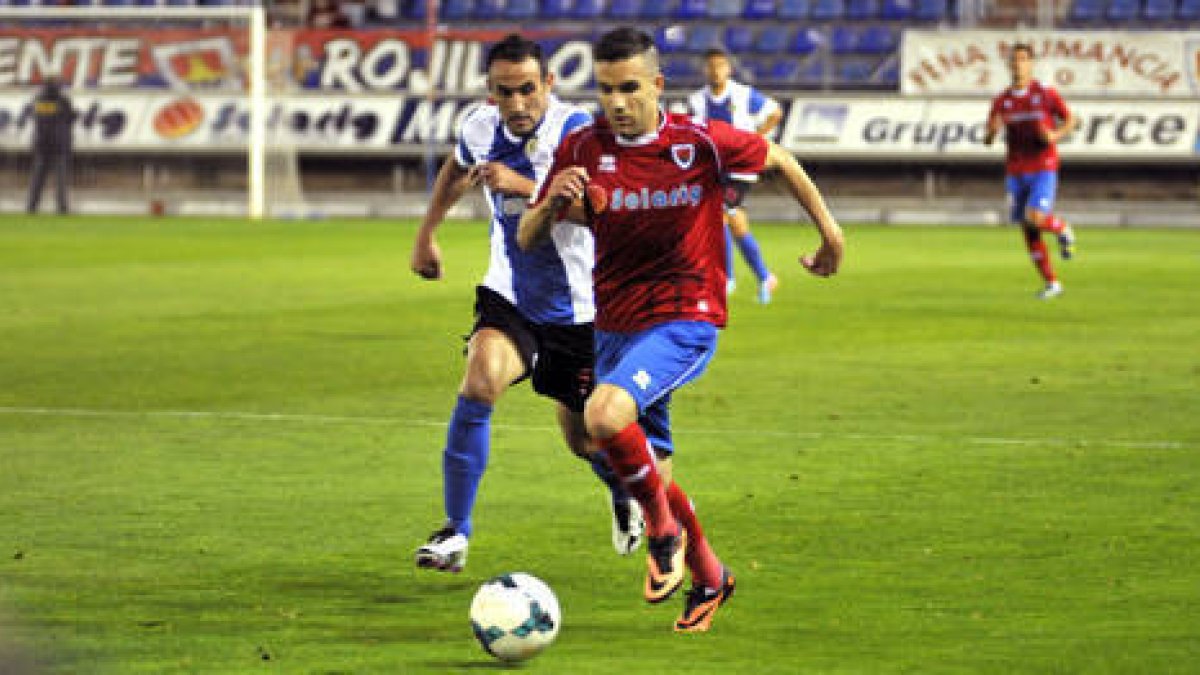 Julio Álvarez se ha recuperado y será titular ante el Castilla. / Diego Mayor-
