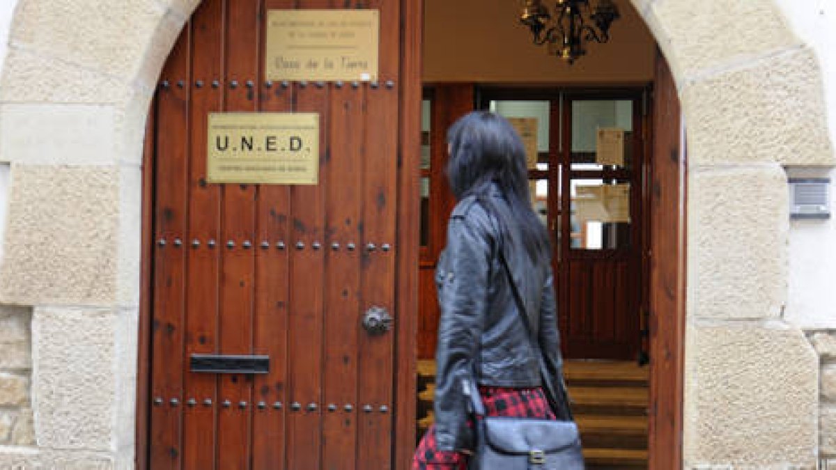 Casa de la Tierra, sede de la Uned. / VALENTÍN GUISANDE-