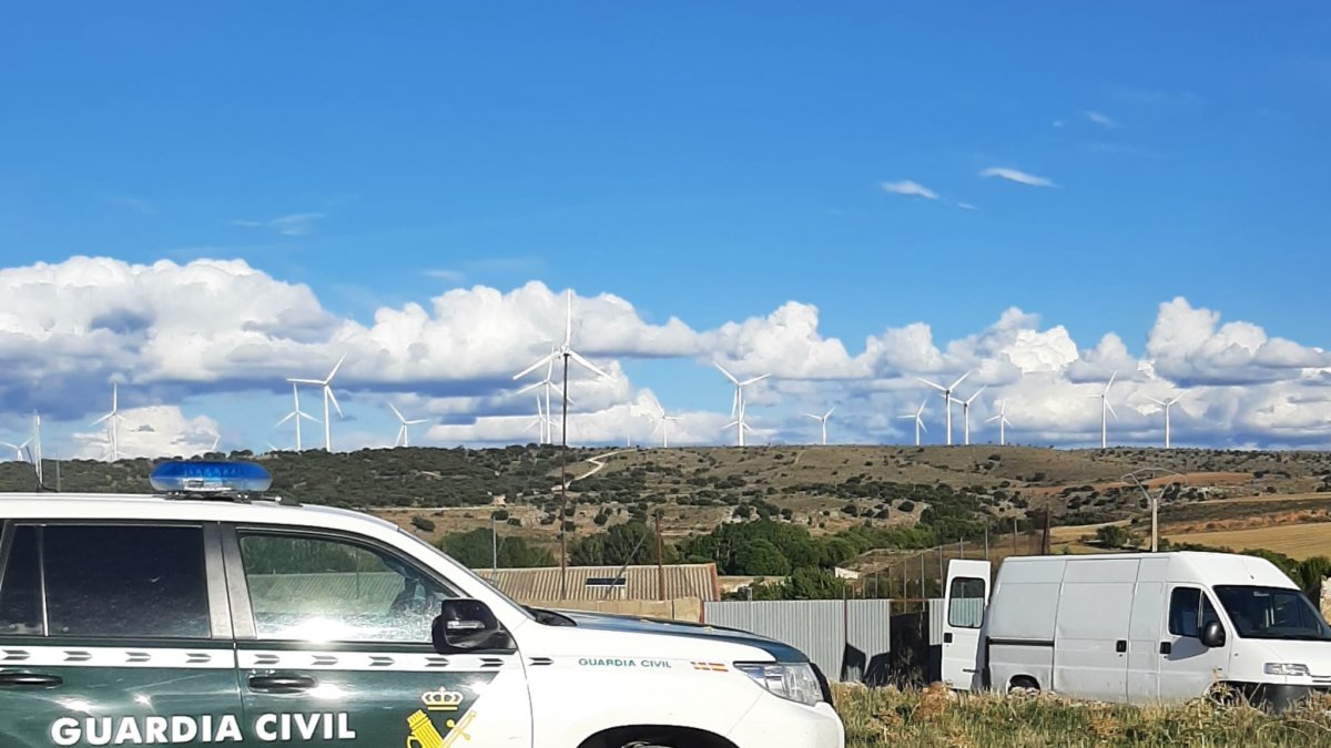 La Guardia Civil en una reciente intervención en el sur de la provincia. HDS
