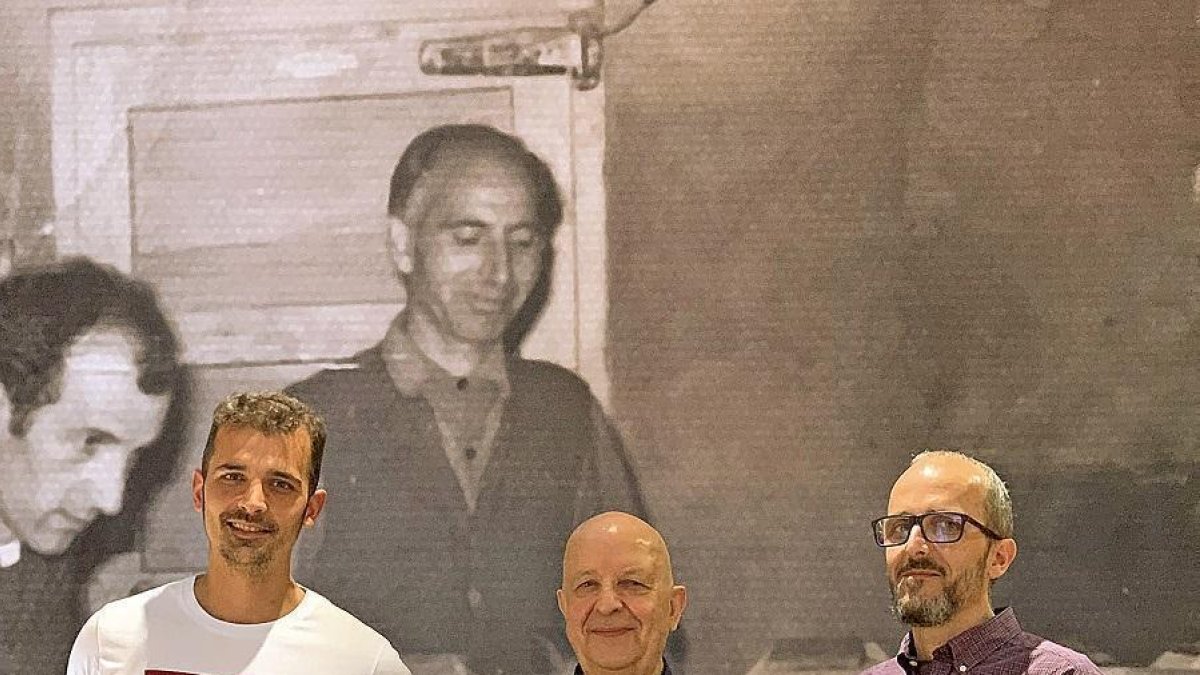 Teodolindo junto a sus hijos Roberto (i) y Gustavo (d) que han tomado el testigo.-H. M. P.