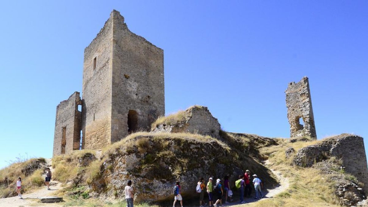 Turistas en el castillo de Calatañazor.-ÁLVARO MARTÍNEZ