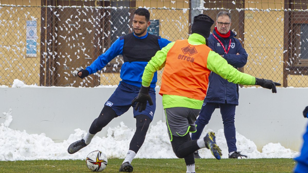 Allyson en el entrenamiento de esta mañana en la Ciudad Deportiva con el Numancia en el regreso al trabajo. MARIO TEJEDOR