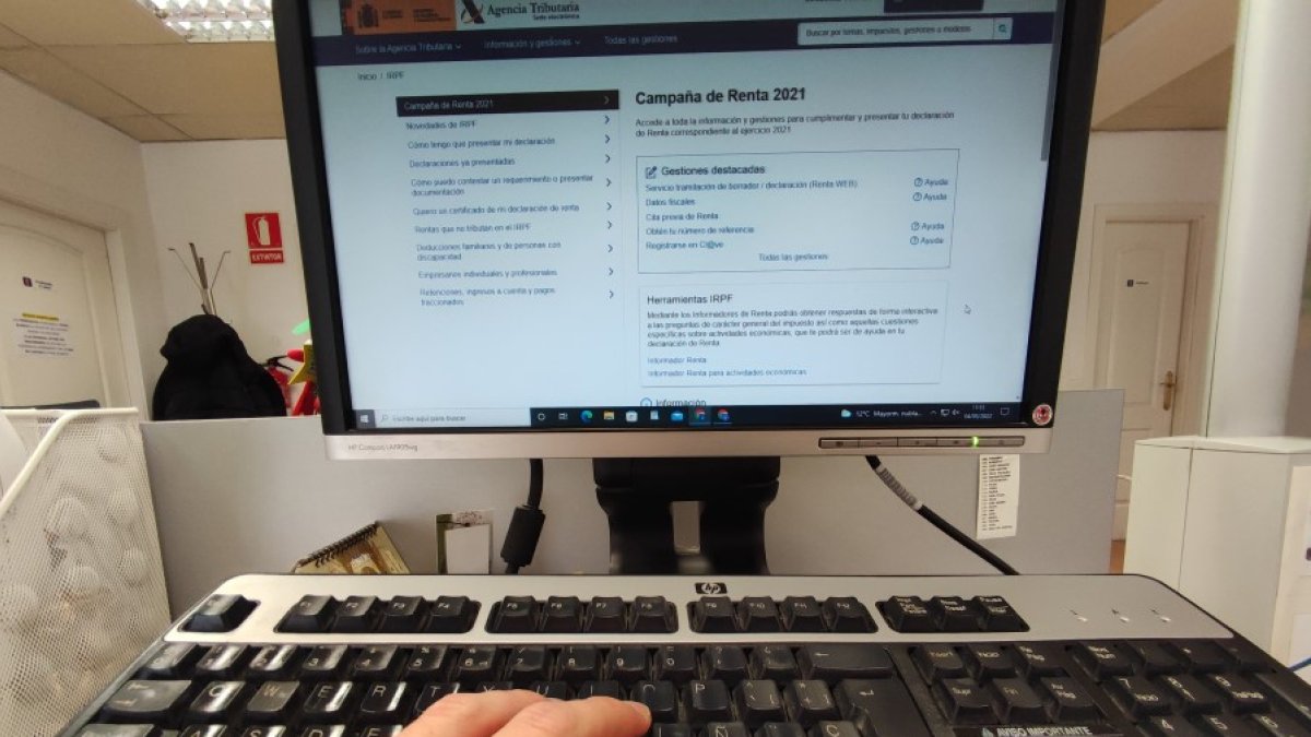 Una persona accede a la página web de la campaña de la Renta. A:C: