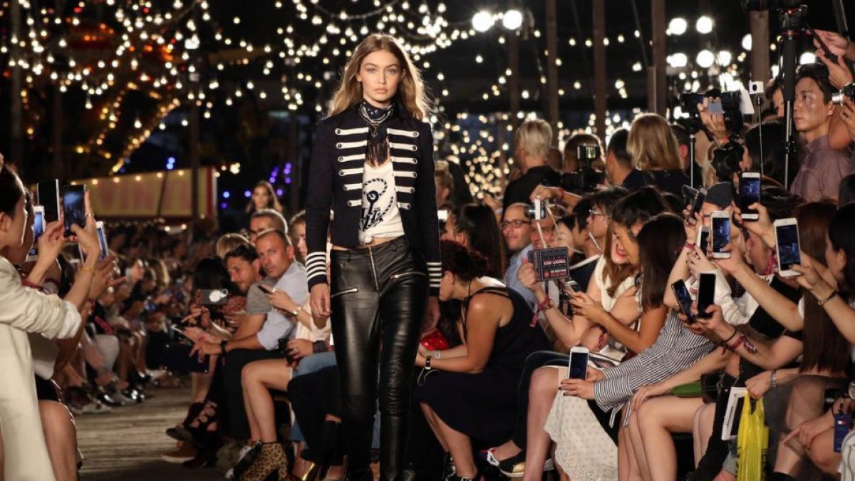 Gigi Hadid desfila para Tommy Hilfiger en Nueva York.-AFP / TREVOR COLLENS