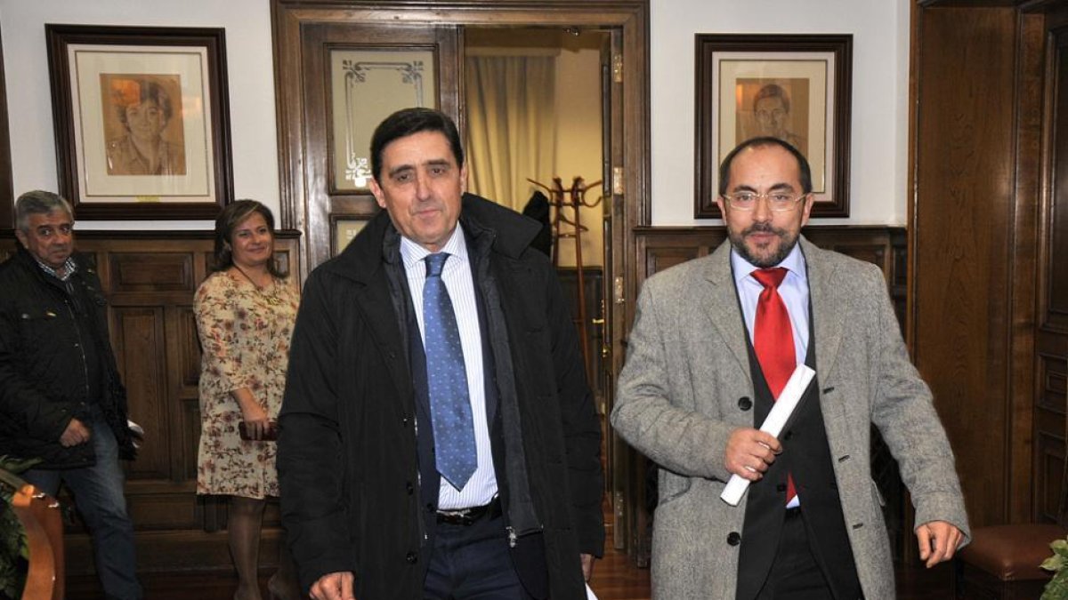 Carlos Martínez Izquierdo y Luis Rey a su llegada ayer a la Diputación para ofrecer los detalles de la operación en Norma Doors.-VALENTÍN GUISANDE