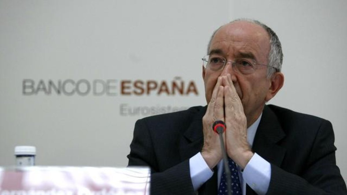 Miguel Ángel Fernández Ordoñez durante una rueda de prensa.-DAVID CASTRO
