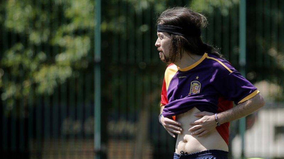 El líder de Podemos, Pablo Iglesias, durante el partido disputado en Madrid.-Foto: JOSÉ LUIS ROCA