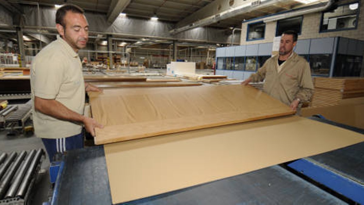 Trabajadores en las instalaciones de Norma Doors. / VALENTÍN GUISANDE-