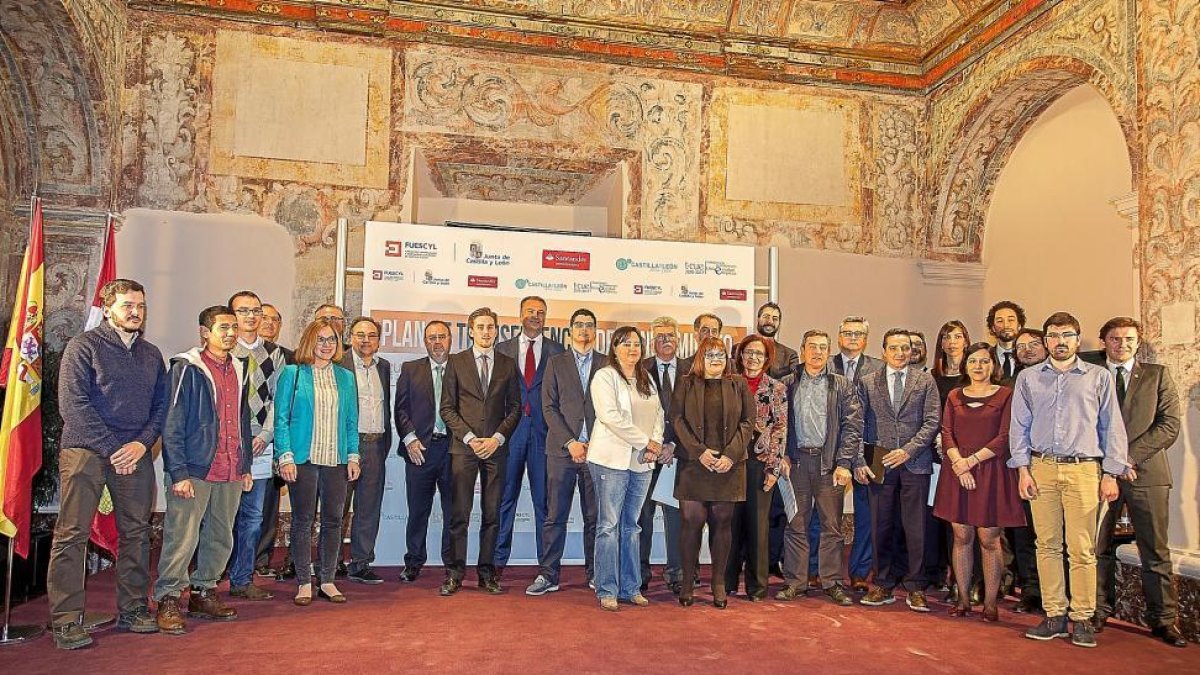 El consejero de Educación, Fernando Rey, junto a los premiados del Plan de Transferencia de Conocimiento Universidad Empresa 2015 (Plan TCUE).-ICAL
