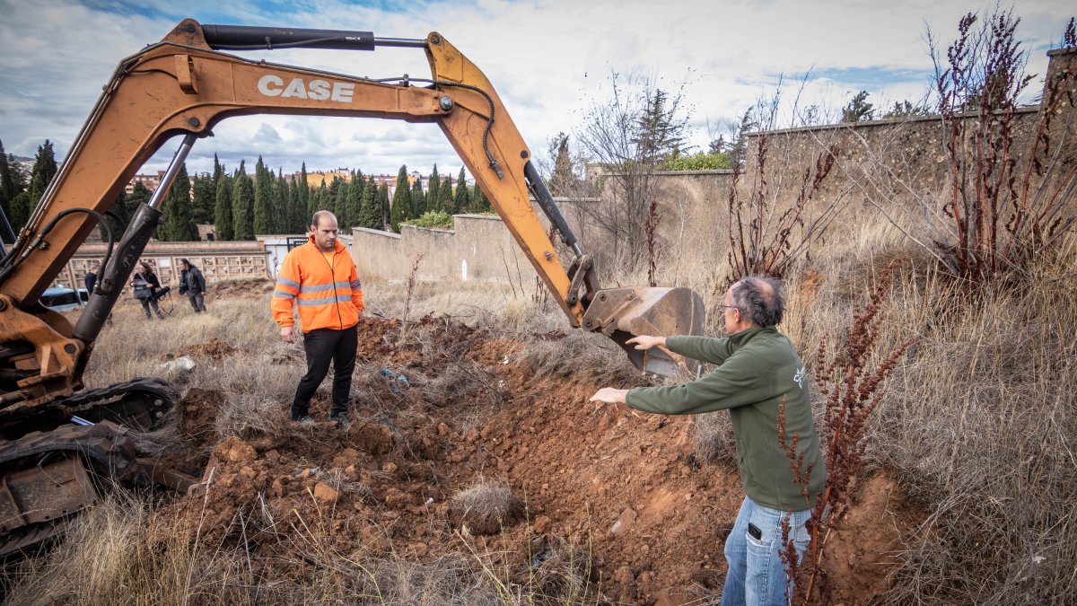 Excavación en busca de la Fosa de los Ilustres, en la ladera del cementerio. GONZALO MONTESEGURO