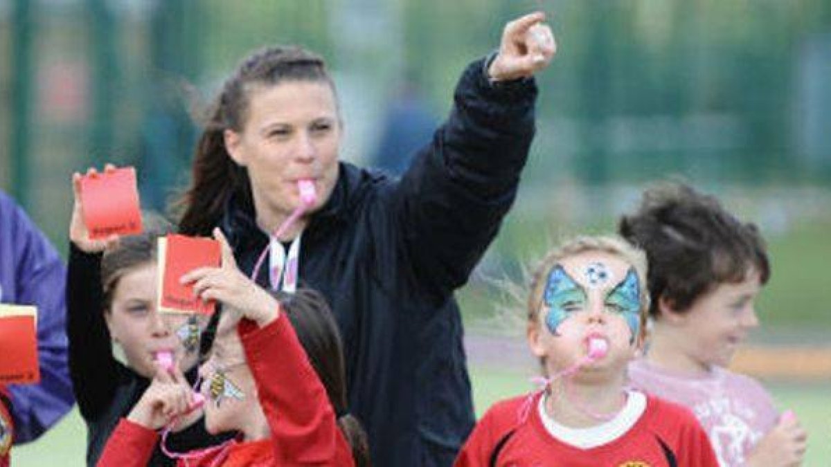 La colegiada inglesa Lucy May, en un acto con niñas.-Foto: FA.COM