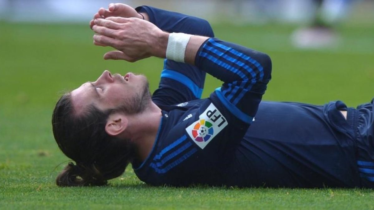 Bale, en el suelo durante el partido entre el Madrid y La Real Sociedad.-REUTERS / VINCENT WEST
