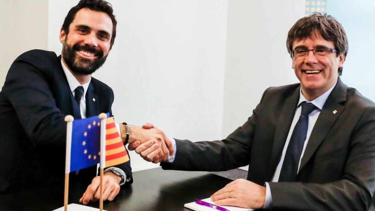 El president del Parlament, Roger Torrent, y el candidato a se investido presidente de la Generalitat, Carles Puigdemont, en Bruselas-EFE