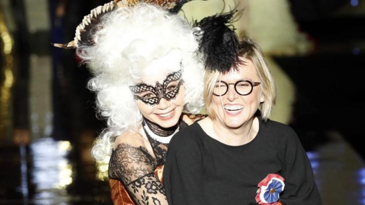 Núria Sardà junto a la actriz Victoria Abril, al final del desfile.-EFE