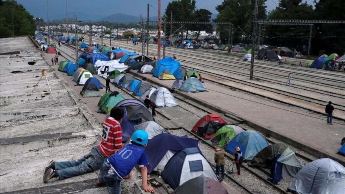 Campamento improvisado para migrantes y refugiados un una estación de tren en la frontera entre Grecia y Macedonia.-REUTERS / MARKO DJURICA